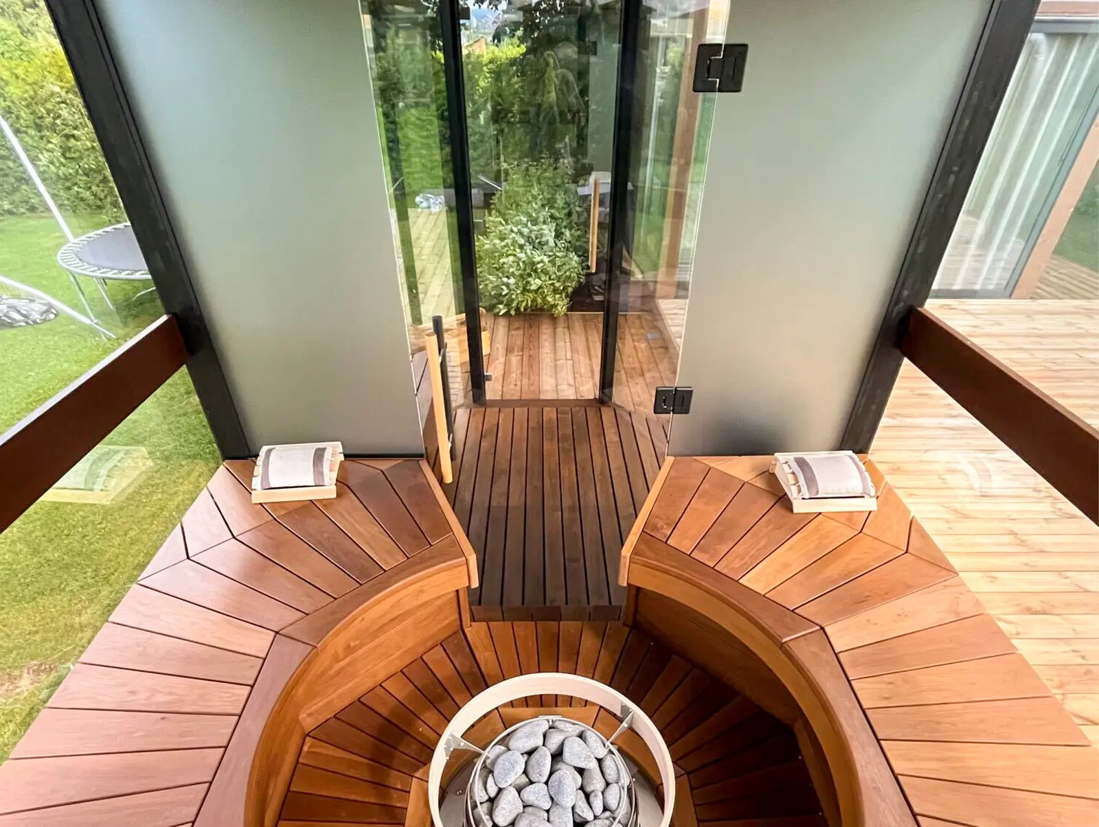 Real Haljas Hele Double interior with curved thermo-alder benches surrounding the central stone heater